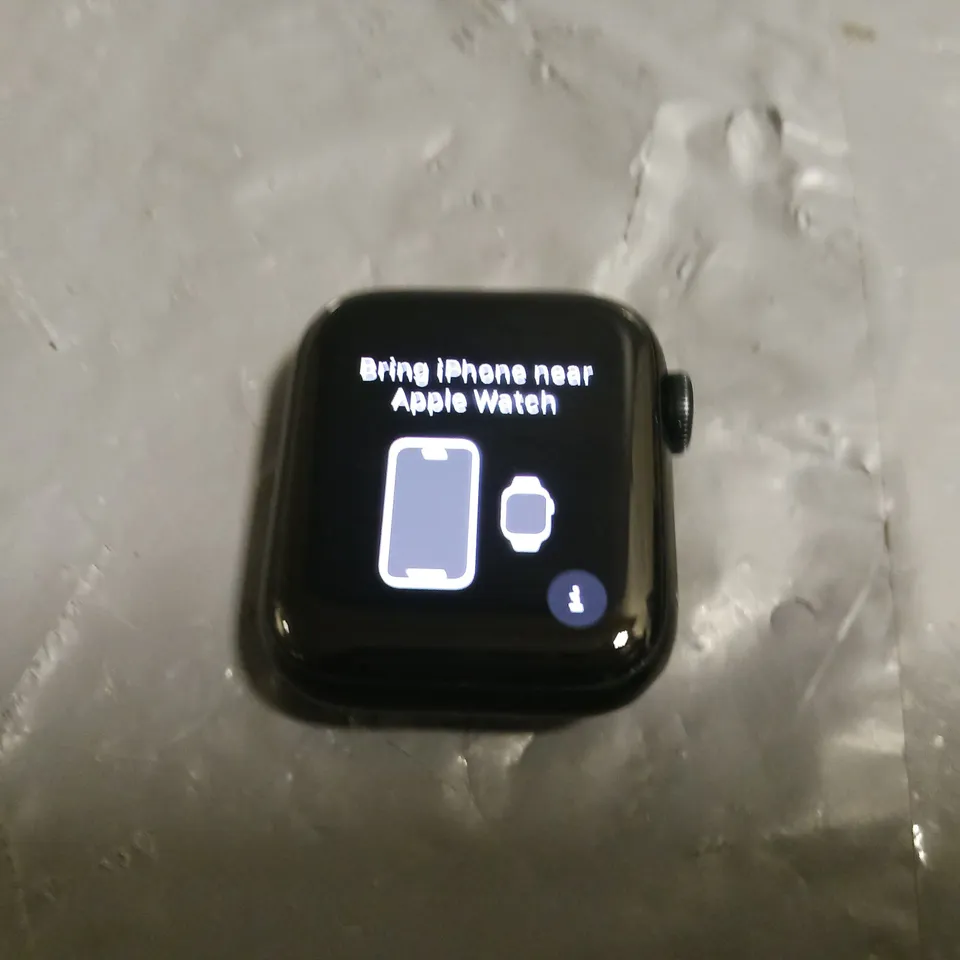 APPLE WATCH 40MM WITH GREY STRAP