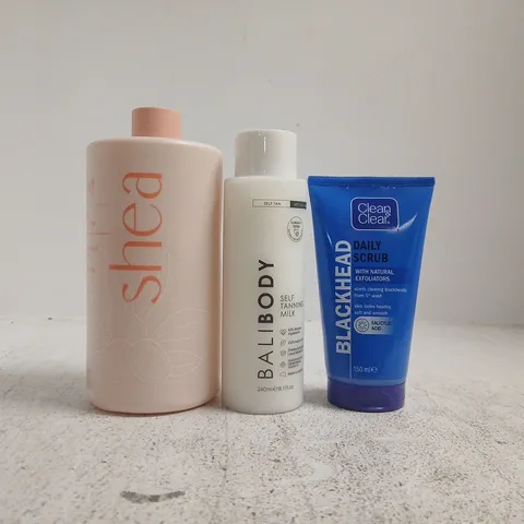 APPROXIMATELY 12 ASSORTED COSMETIC ITEMS INCLUDING VARIOUS MAKES AND BRANDS - COLLECTION ONLY