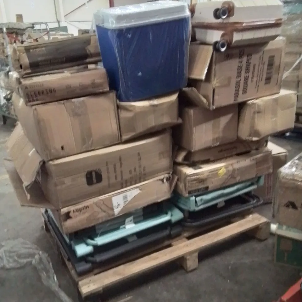 PALLET OF ASSORTED HOUSEHOLD GOODS AND PRODUCTS TO INCLUDE;SUN LOUNGERS,SUITCASES,COOLER BOX,PARASOL BASE