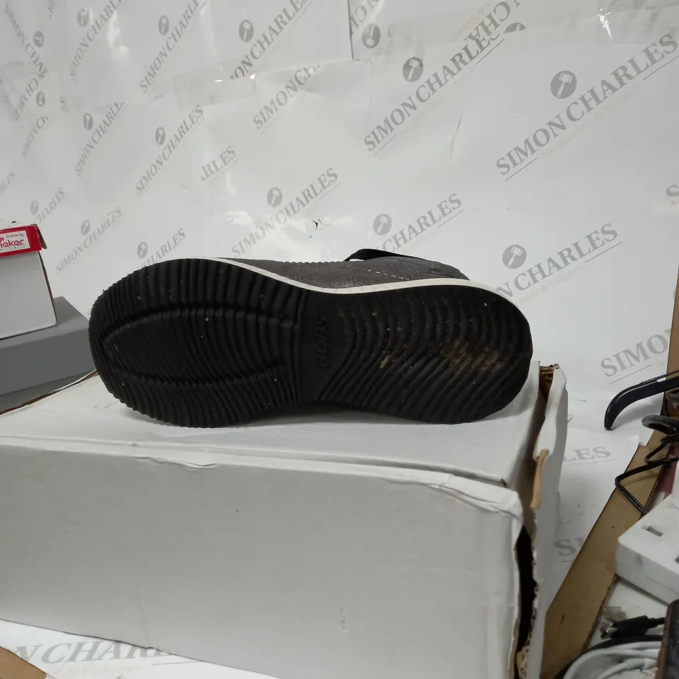 UNBOXED PAIR OF SKECHERS SIZE 5 AND A HALF