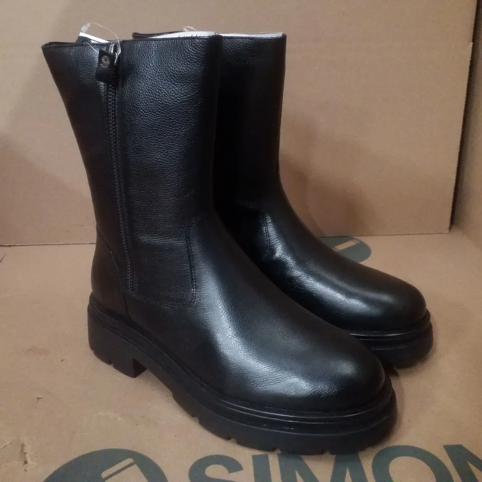 BOX CONTAINING APPROXIMATELY 5 PAIRS OF BRAND NEW SIMPLY BE BLACK BREENER WIDE LEATHER BOOTS - SIZE 6