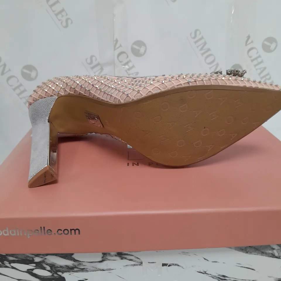 PAIR OF MODA IN PELLE KYLIEE COURT SHOES ROSE GOLD SIZE 7