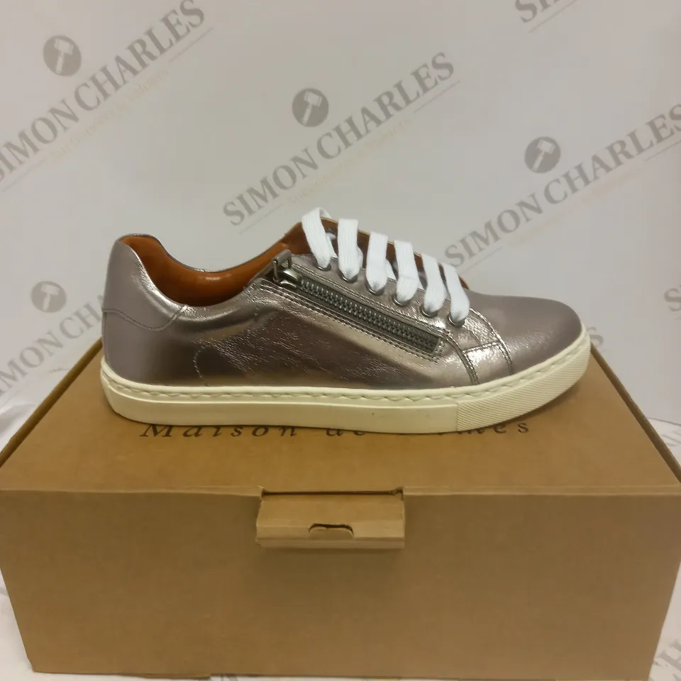 BOXED PAIR OF MAISON DE NIMES LEATHER ZIP SIDE TRAINERS IN PEWTER - SIZE 4