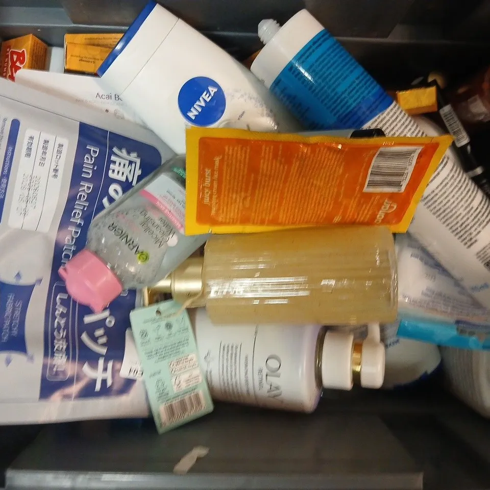 APPROXIMATELY 15 ASSORTED HEALTH & BEAUTY PRODUCTS TO INCLUDE NIVEA SOFT CARE SHOWER, NUMBING GEL, CERAVE CLEANSER, ETC - COLLECTION ONLY