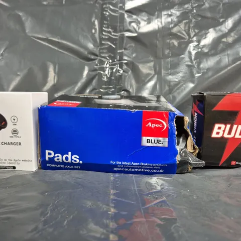APPROXIMATELY 10 ASSORTED VEHICLE PARTS AND ACCESSORIES TO INCLUDE MINI CAR CHARGER, BRAKE PADS, ETC - COLLECTION ONLY