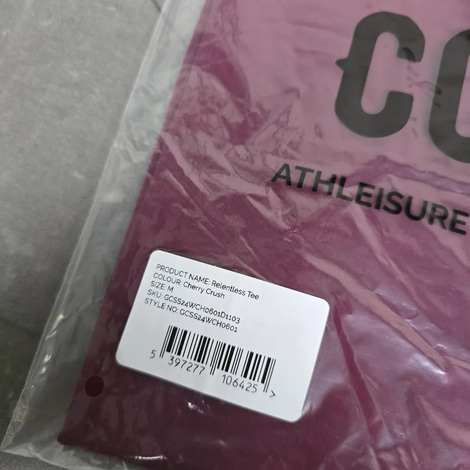 BAGGED GYM COFFEE RELENTLESS TEE – CHERRY CRUSH – SIZE M