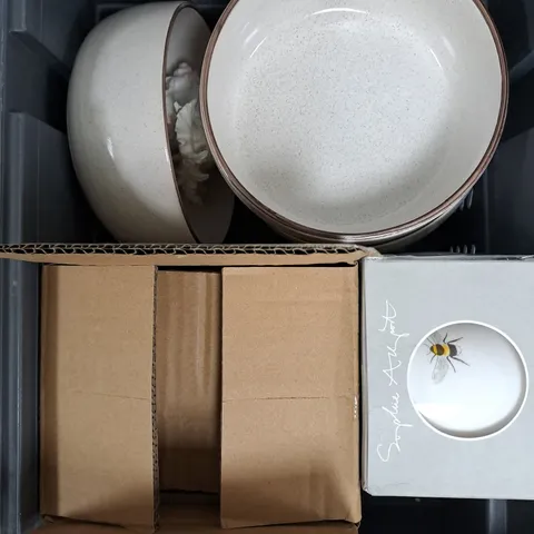 APPROXIMATELY 8 ASSORTED COOKWARE PRODUCTS TO INCLUDE BOWLS & MUGS