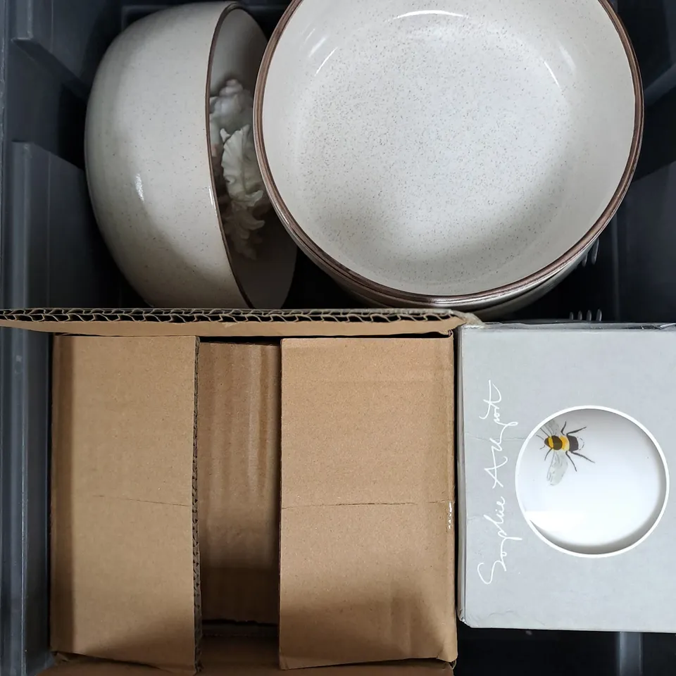 APPROXIMATELY 8 ASSORTED COOKWARE PRODUCTS TO INCLUDE BOWLS & MUGS