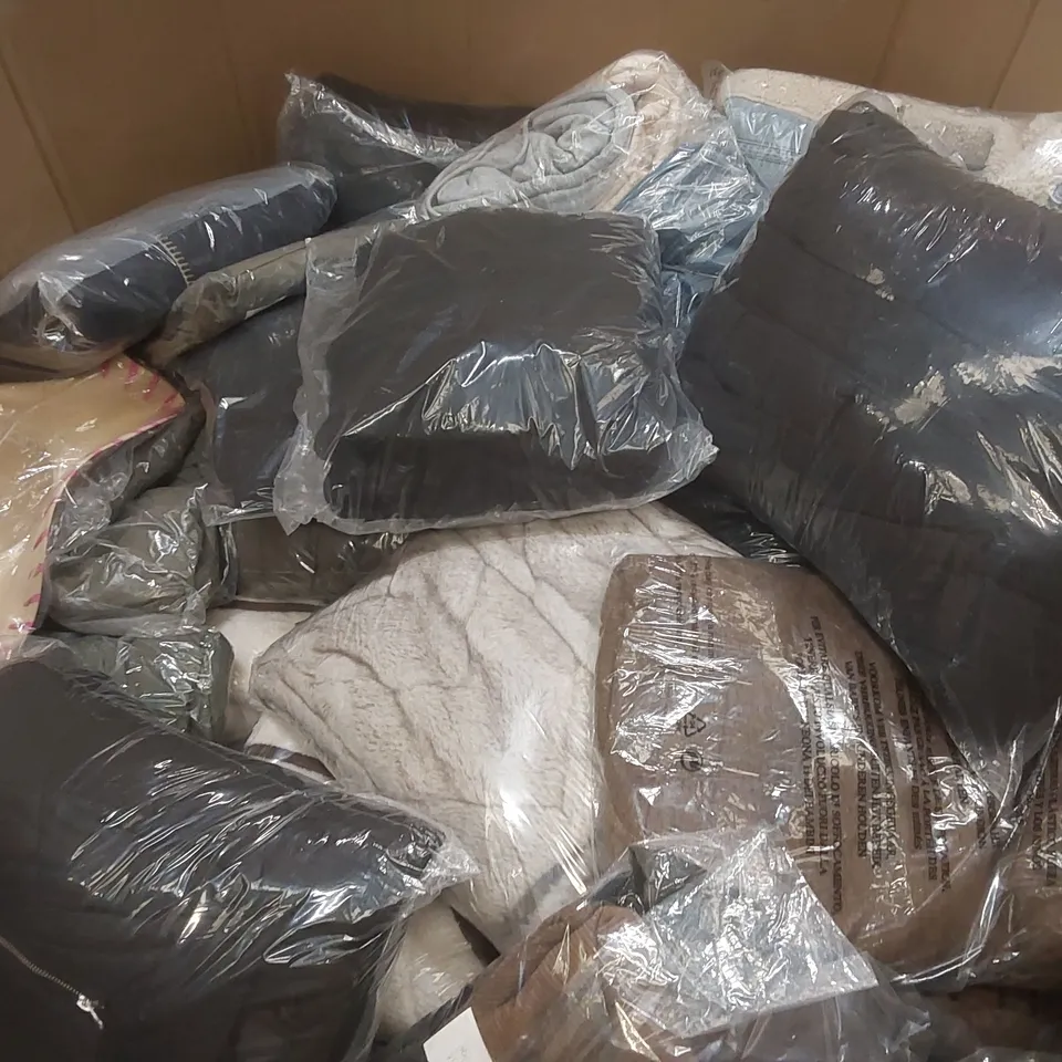 PALLET CONTAINING APPROXIMATELY 120x BRAND NEW ASSORTED DESIGNER CLOTHING ITEMS INCLUDING: JD WILLIAMS JACKETS, SIMPLY BE JACKETS ECT