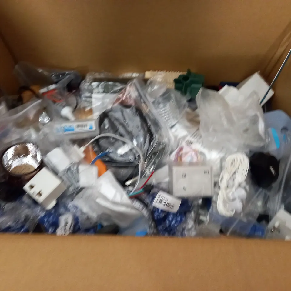 LARGE QUANTITY OF ASSORTED HOUSEHOLD BITS AND BOBS