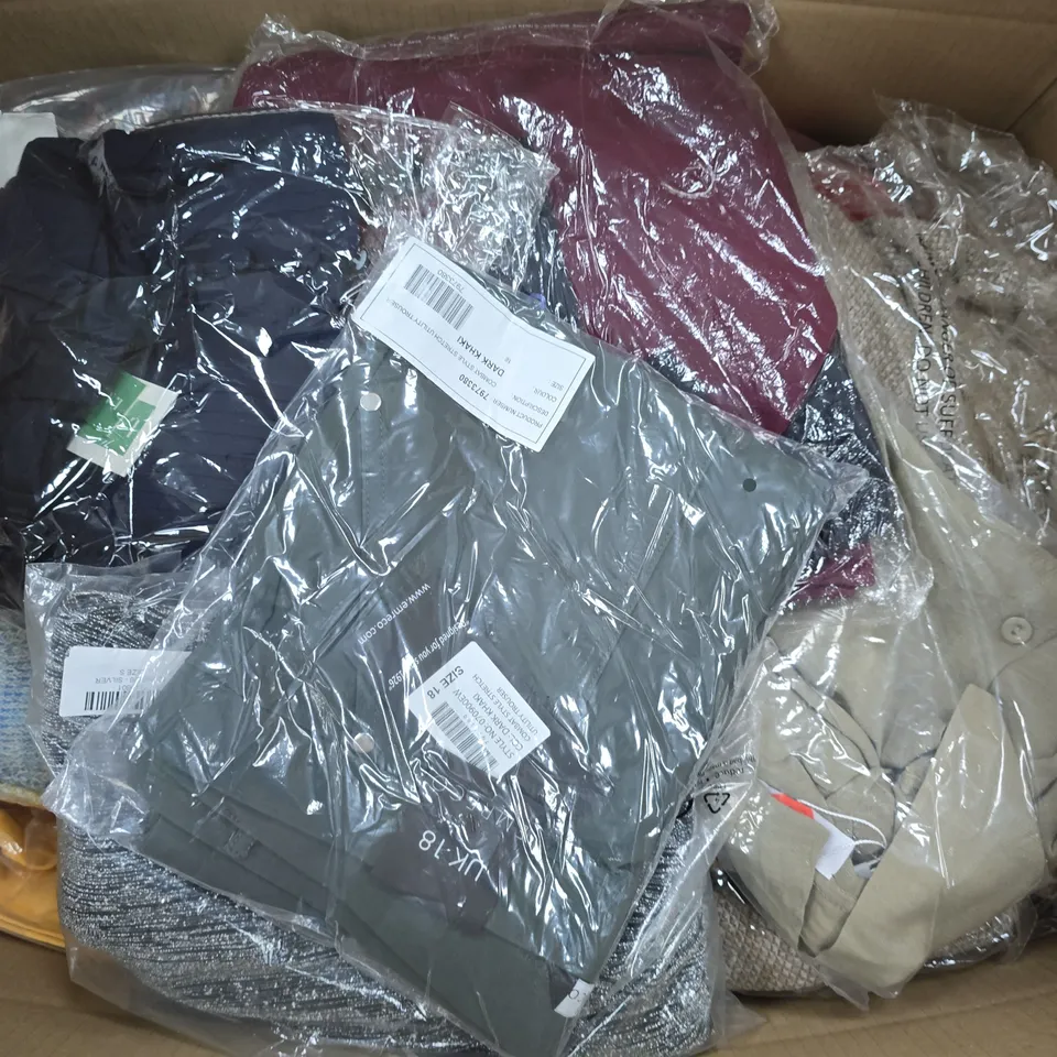 APPROXIMATELY 30 ASSORTED CLOTHING ITEMS IN VARIOUS SIZES, STYLES & COLOURS TO INCLUDE BRANDS SUCH AS CHARLES NORTON, EMRECO, QED LONDON, ETC - COLLECTION ONLY