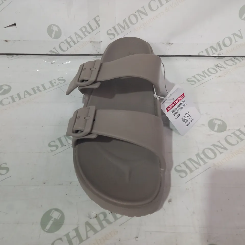 BOXED PAIR OF SKECHERS ARCHFIT OPEN TOE BUCKLE STRAP SANDALS IN GREY UK SIZE 8