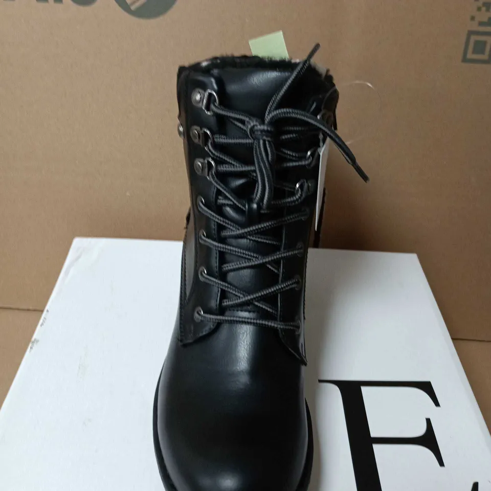 BOXED PAIR OF EMMA SHOES BY EMMA – BLACK LEATHER LACE-UP ANKLE BOOTS WITH FUR LINING - SIZE 7