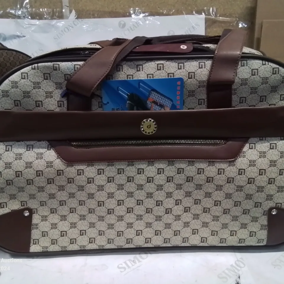 SELECTION OF 4 STYLISH TRAVEL BAGS ON WHEELS (STYLES AND COLOURS VARY)