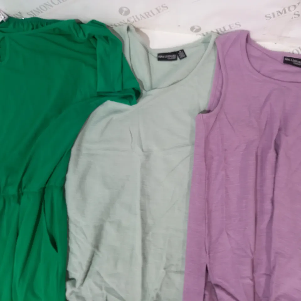 BOX OF APPROXIMATELY 10 ASSORTED CLOTHING ITEMS IN VARIOUS STYLES AND SIZES TO INCLUDE NINA LEONARD, KIM & CO, ETC