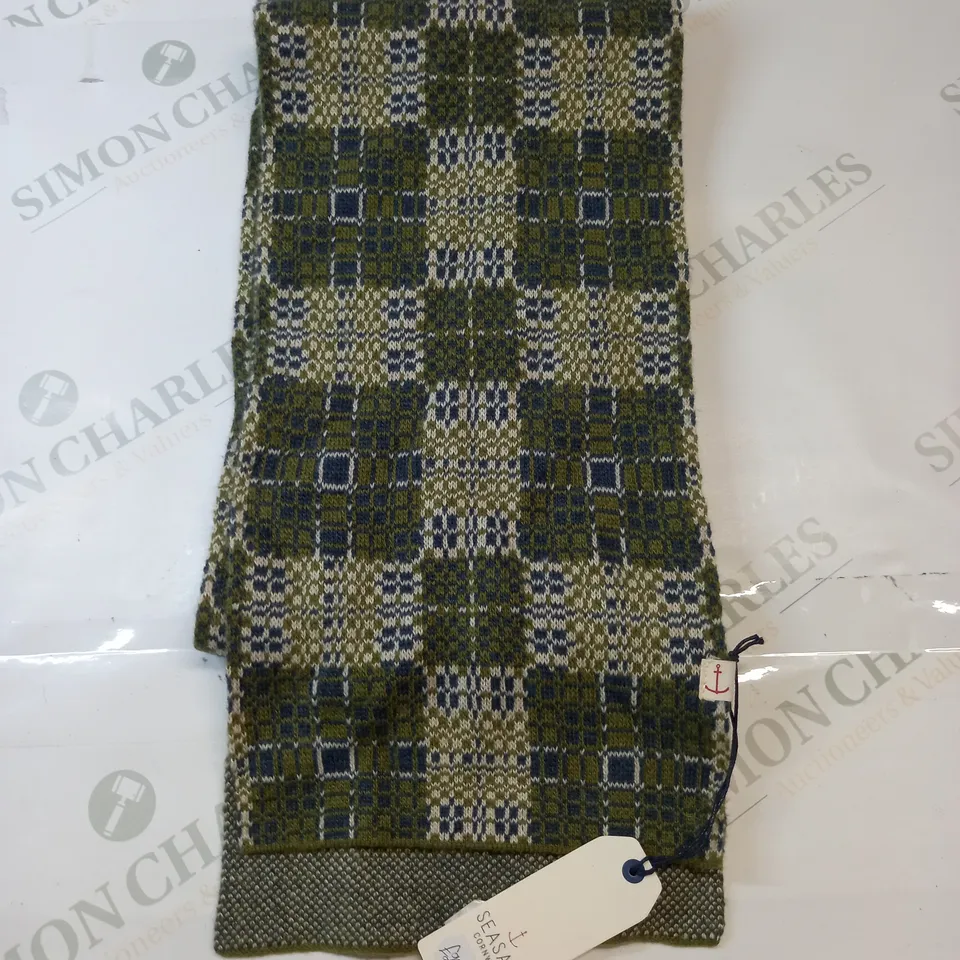 SEASALT CORNWALL GEOMETRIC PATTERN SCARF IN GREEN