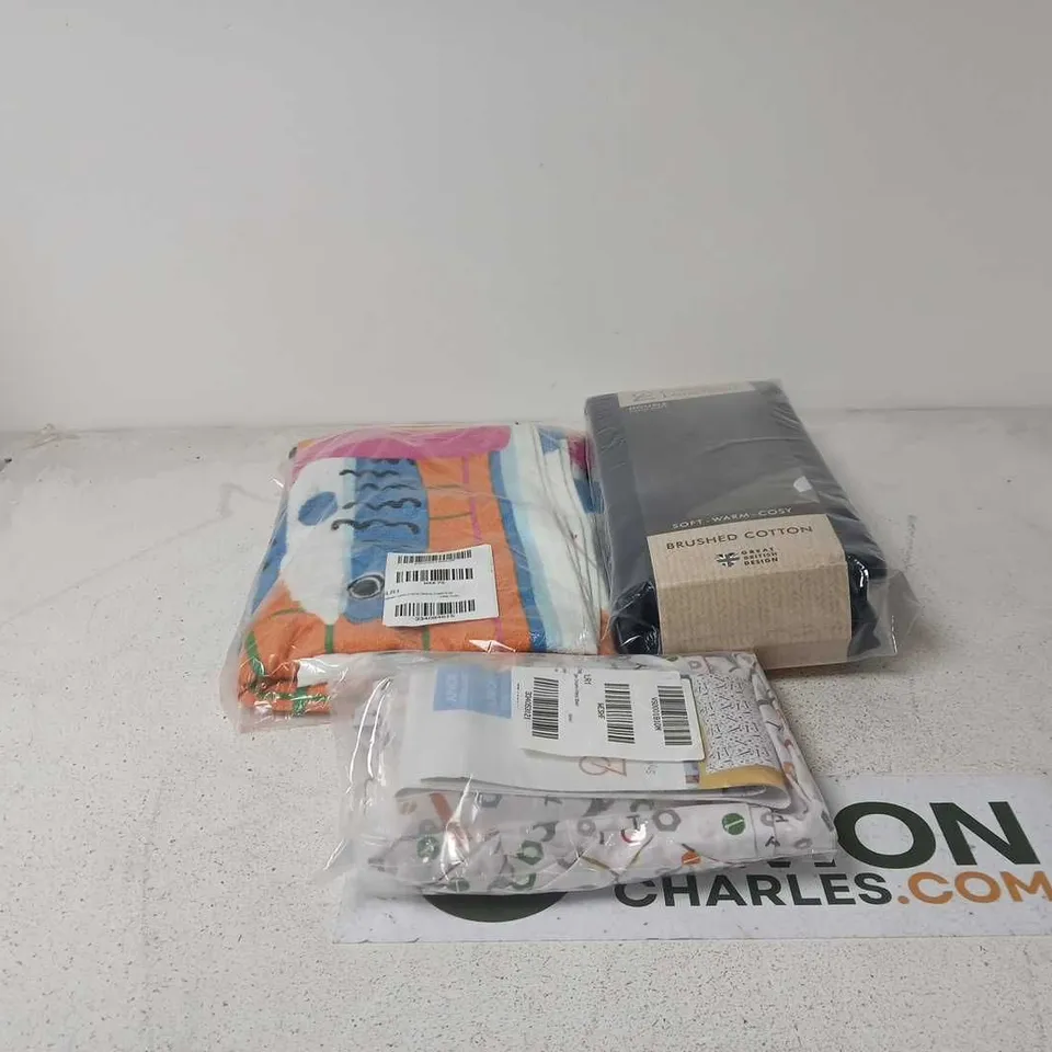 BOX OF APPROXIMATELY 12 ASSORTED HOUSEHOLD ITEMS TO INCLUDE CATHERINE LANSFIELD DOUBLE FITTED SHEET, CATHERINE LANSFIELD JUNIOR FITTED SHEET, BEACH TOWEL ETC