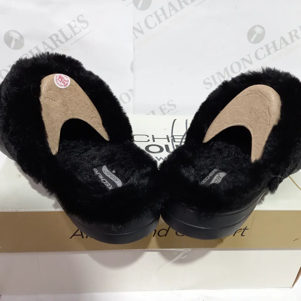 BOXED PAIR OF SKECHERS BLACK/WHITE FAUX FUR LINED SLIPPERS  - SIZE 7