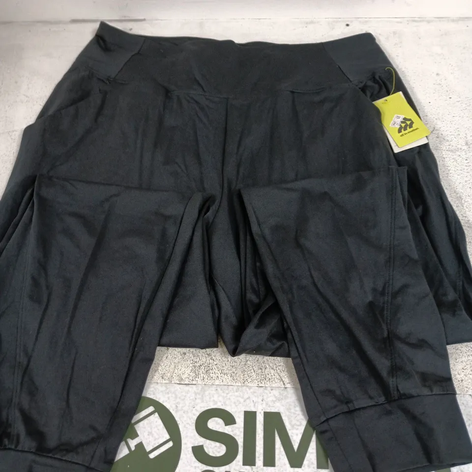 LARGE BOX OF ASSORTED CLOTHING ITEMS TO INCLUDE TROUSERS, DRESSES, JUMPERS, ETC