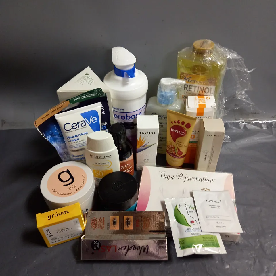 APPROXIMATELY 20 ASSORTED COSMETIC PRODUCTS TO INCLUDE - TROPIC NOURISHING MOISTURISER REFILL - ORIFLAME EVEN OUT SERUM - CERAVE MOISTURISING CREAM - ETC 