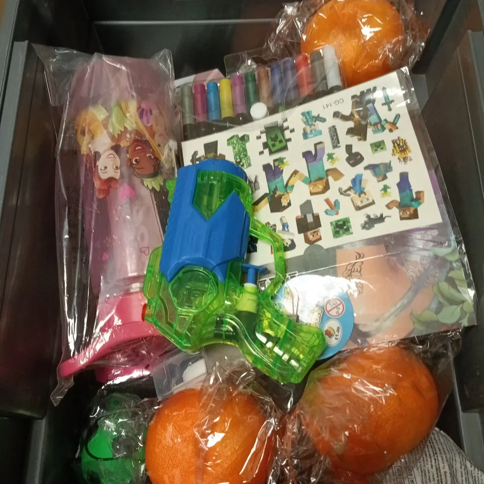 APPROXIMATELY 15 ASSORTED TOYS & GAMES PRODUCTS TO INCLUDE MIND CARDS, FELT TIPS, TEMP TATTOOS ETC 