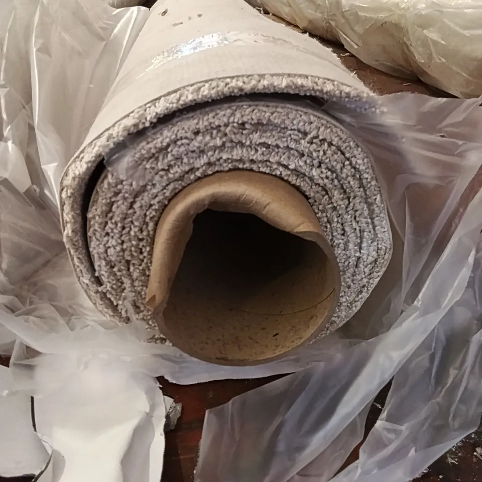 ROLL OF QUALITY SUBLIME CARPET // APPROX SIZE: 5.00 X 2.72m