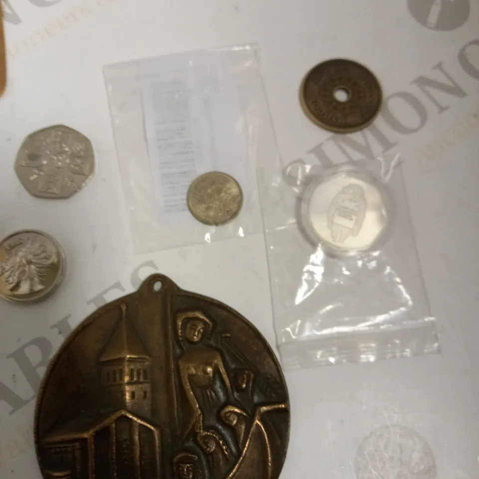 LOT TO CONTAIN APPROX. 32 COMMERATIVE, HISTORIC & COLLECTORS COINS. DESIGNS AND NATIONAL CURRENCIES VARY