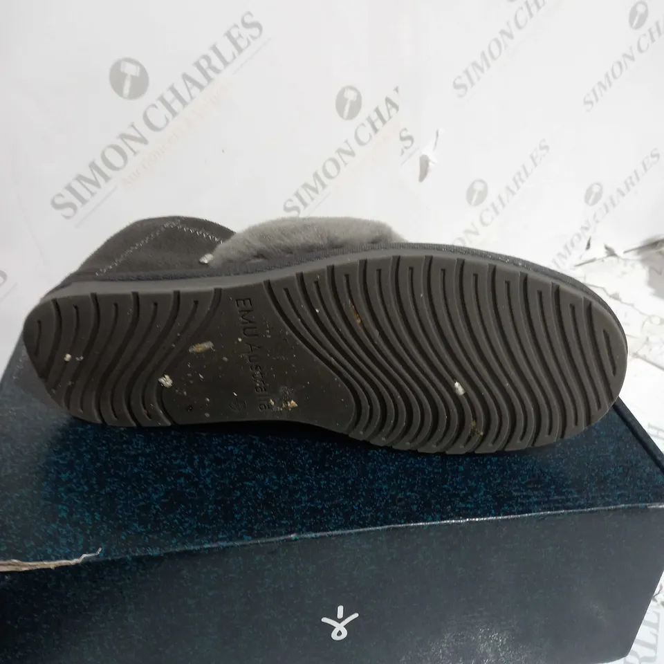 BOXED PAIR OF EMU AUSTRALIA SLIPPER IN CHARCOAL SIZE 6