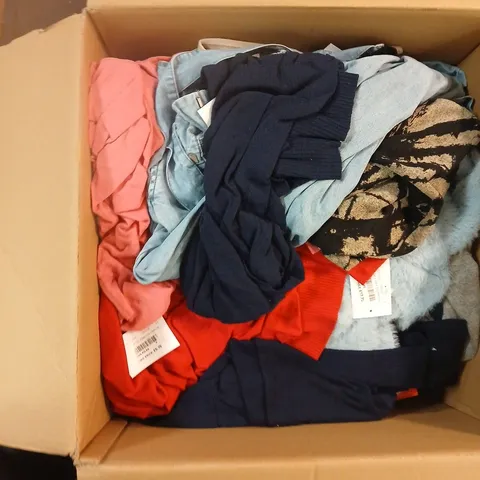 BOX OF APPROXIMATELY 25 ASSORTED CLOTHING ITEMS TO INCLUDE: ONLY CREAM KNIT JUMPER SIZE XS