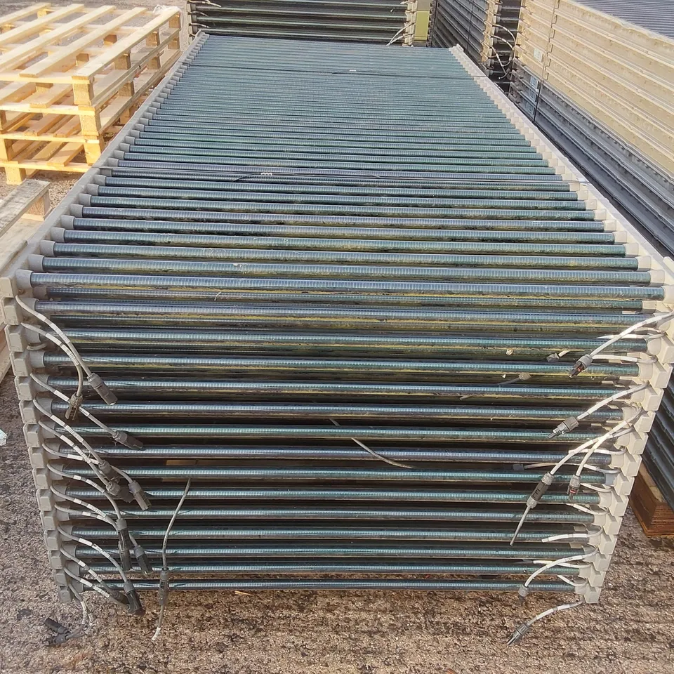 PALLET CONTAINING A LARGE QUANTITY OF SOLYNDRA 200W SOLAR PANELS
