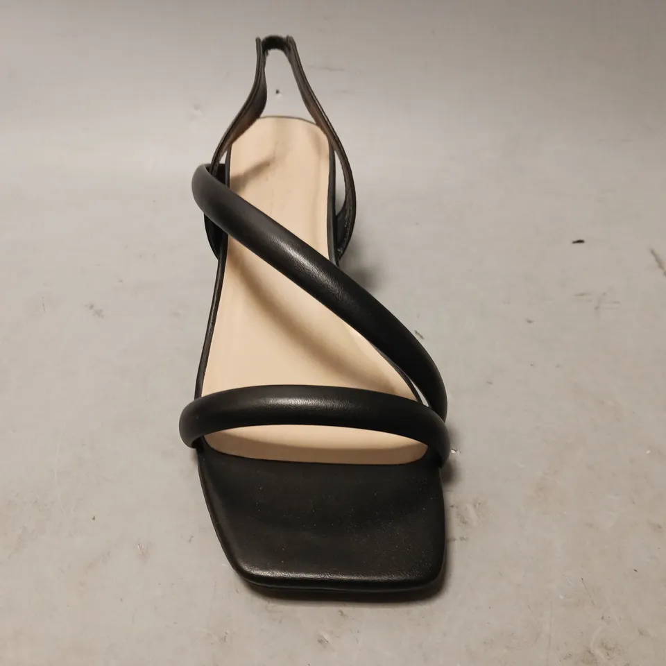 BOXED PAIR OF SIMPLY BE OPEN TOE LOW BLOCK HEEL STRAPPY SANDALS IN BLACK UK SIZE 7