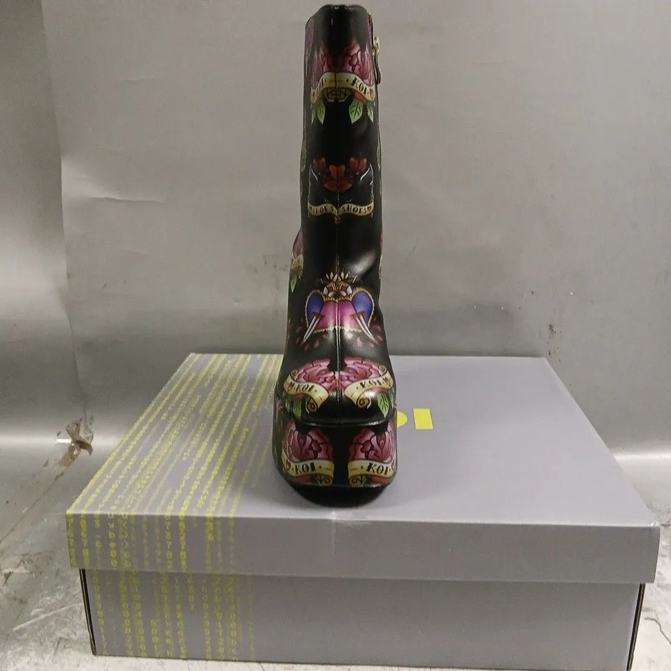 BOXED PAIR OF KOI VERDICT OF A SERPENT & DAGGER HEELED BOOTS IN BLACK SIZE UK 5
