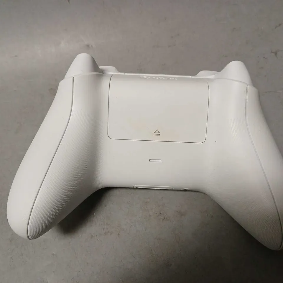 XBOX X CONTROLLER IN WHITE