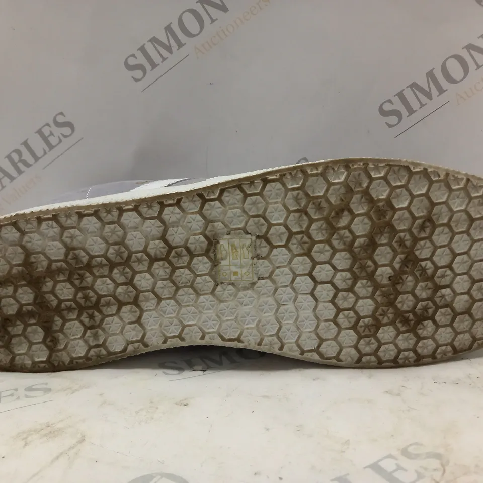 ADIDAS GAZELLE TRAINERS IN GREY & WHITE - UK 9