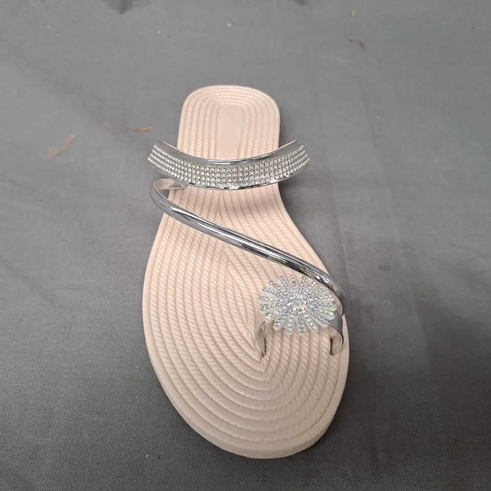 BOXED PAIR OF DESIGNER SANDALS IN METALLIC SILVER EU SIZE 40