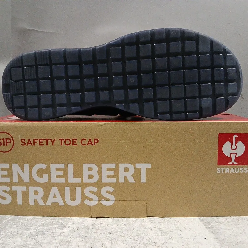 BOXED PAIR OF STRAUSS SAFETY TOE CAP SHOES IN BLACK SIZE UK 9
