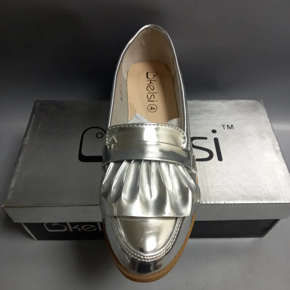 BOXED KELSI LADIES FLAT SILVER BROGUES. SIZE 4