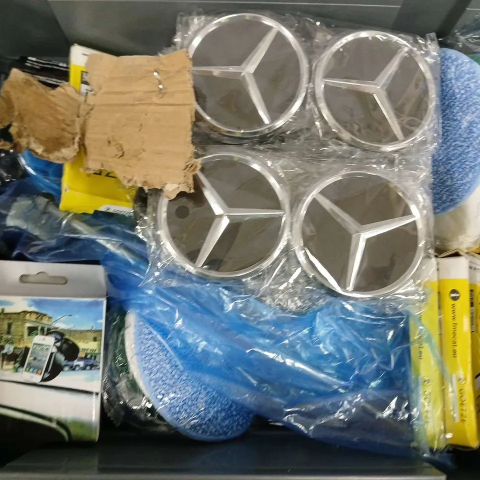 APPROXIMATELY 10 ASSORTED VEHICLE PARTS & ACCESSORIES TO INCLUDE CAR BADGES, BLINDSPOT MIRROR, VANDORM SCHRADER 700C, ETC