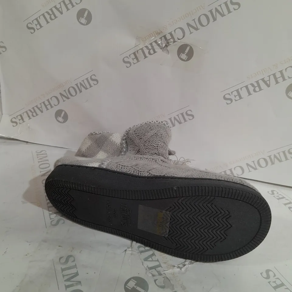 PAIR OF MUK LUKS LINA SLIPPER BOOTS IN MEDIUM GREY - UK SIZE 9