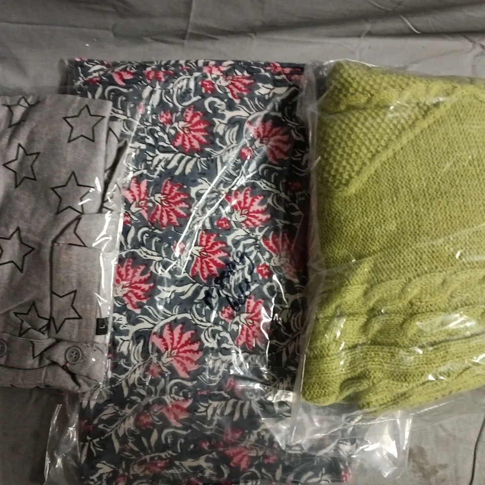 BOX OF APPROXIMATELY 10 ASSORTED HOUSEHOLD AND CLOTHING ITEMS IN VARIOUS COLOURS, STYLES, AND SIZES - COLLECTION ONLY