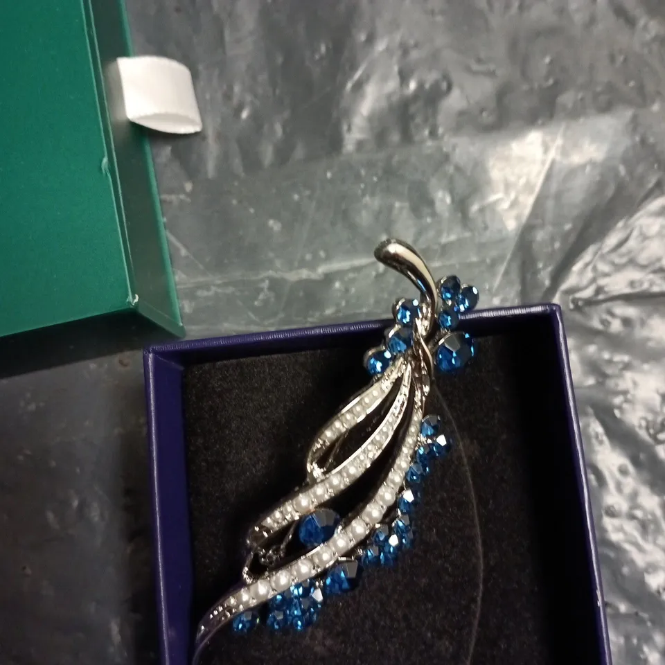 JOB LOT OF APPROXIMATEY 15 ASSORTED JEWELLERY/JEWELLERY ITEMS TO INCLUDE:BELLAUCCI BRACELET AND DECORATIVE PIN  