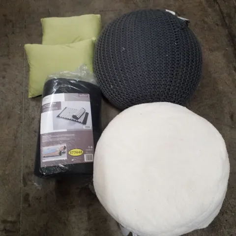 PALLET OF 2 BOXES CONTAINING ASSORTED CUSHIONS & PILLOWS