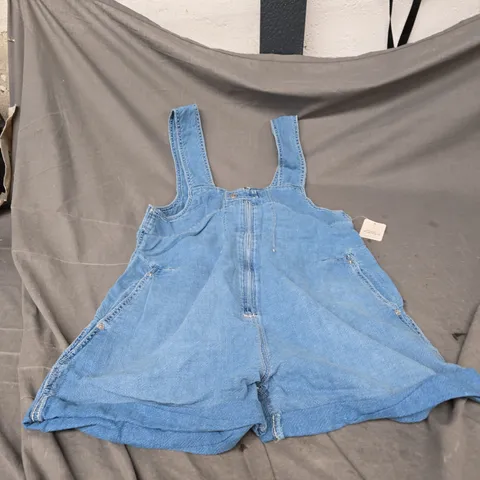 FREE PEOPLE JUDE DUNGAREE SHORTS IN LIGHT BLUE SIZE S