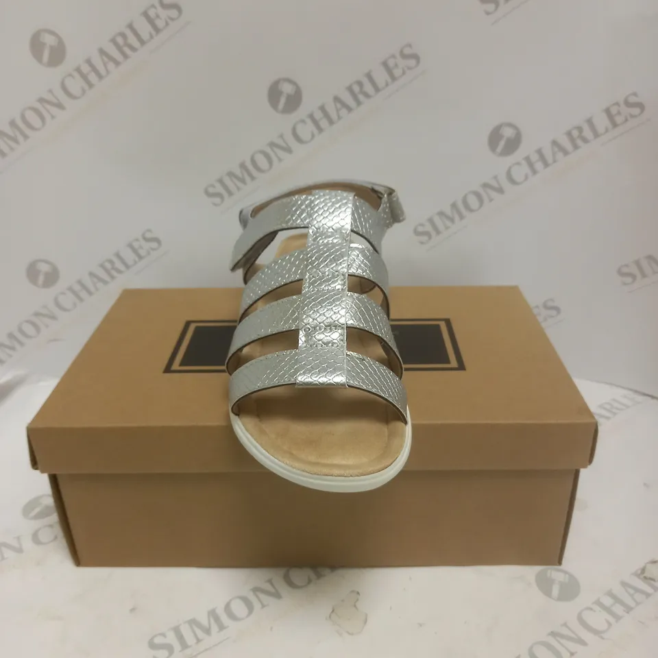 BOXED PAIR OF CUSHION WALK ONE TOUCH CLOSE SANDALS IN SILVER - SIZE 5