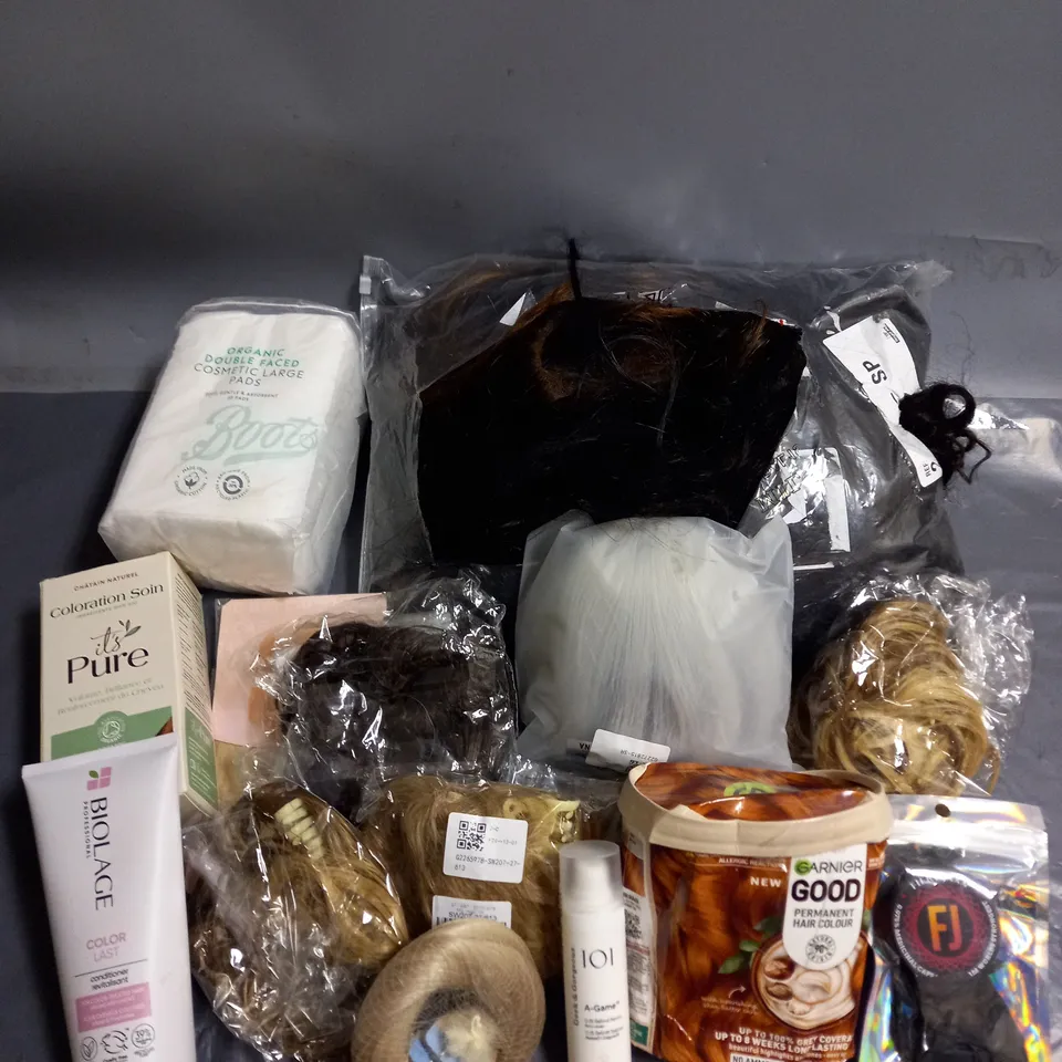 APPROXIMATELY 20 ASSORTED COSMETIC PRODUCTS TO INCLUDE - GEEK & GORGEOUS RETINAL SERUM - BIOLAGE CONDITIONER - ASSORTED HAIR PIECES - ETC 