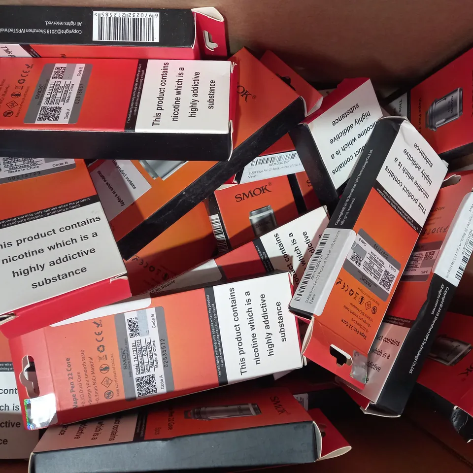 BOX OF APPROXIMATELY 20 ASSORTED E-CIGARETTE ITEMS TO INCLUDE SMOK VAPE PEN 22 CORE, SMOK V8-T6, ETC