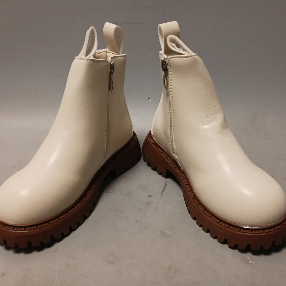 BOXED PAIR OF DESIGNER KIDS SIDE-ZIP CHELSEA BOOTS IN CREAM/CHOCOLATE EU SIZE 28