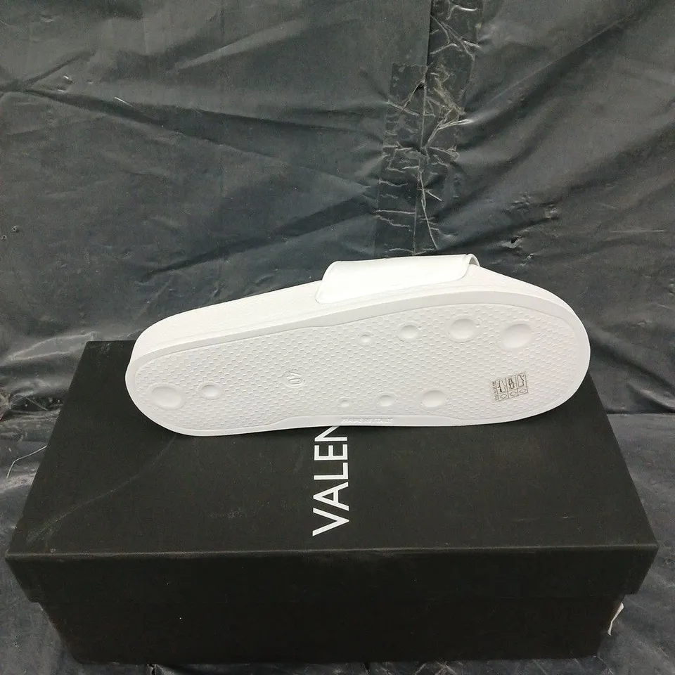 BOXED PAIR OF VALENTINO WHITE SPA SLIDES UK 6.5