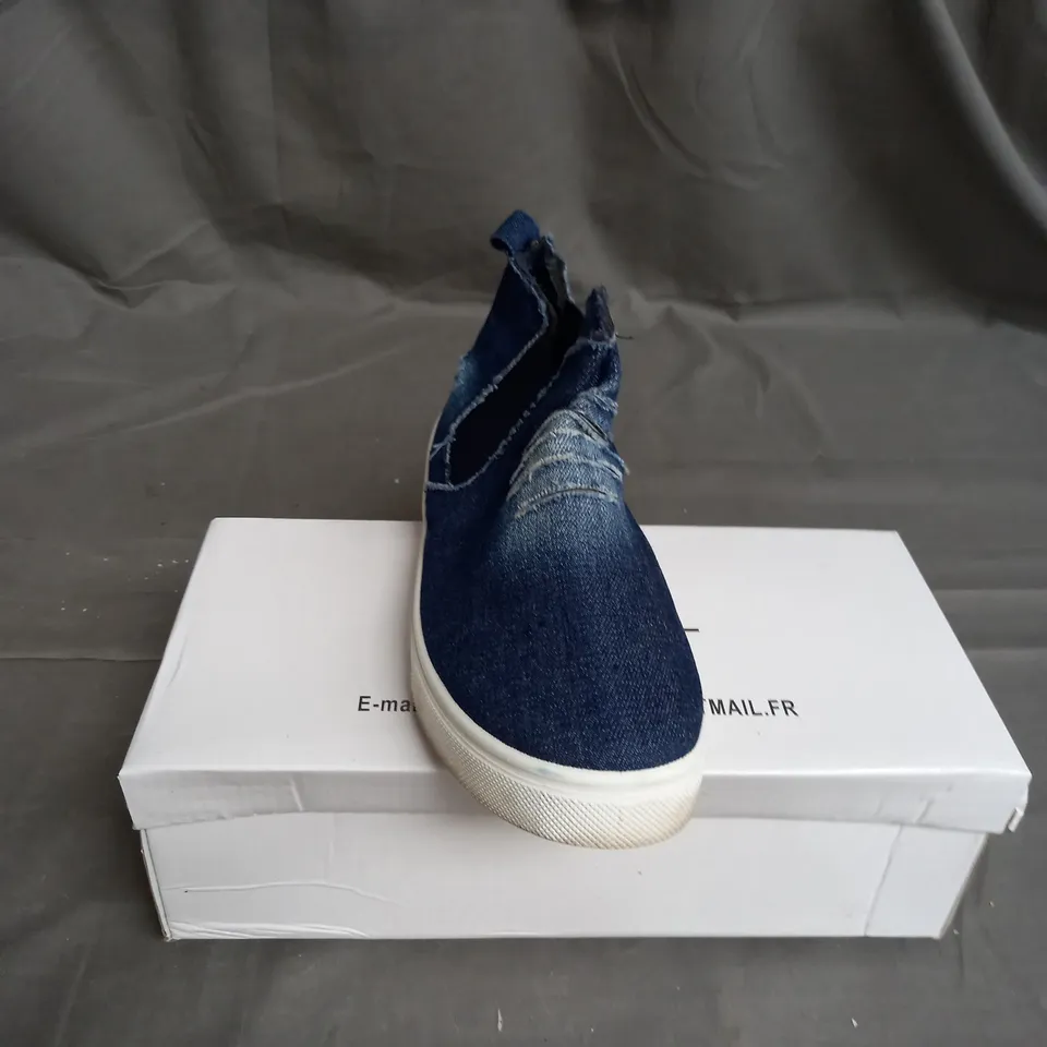 BOX OF 10 PAIRS OF WS SHOES SLIP ON SHOE IN BLUE DENIM - VARIOUS SIZES