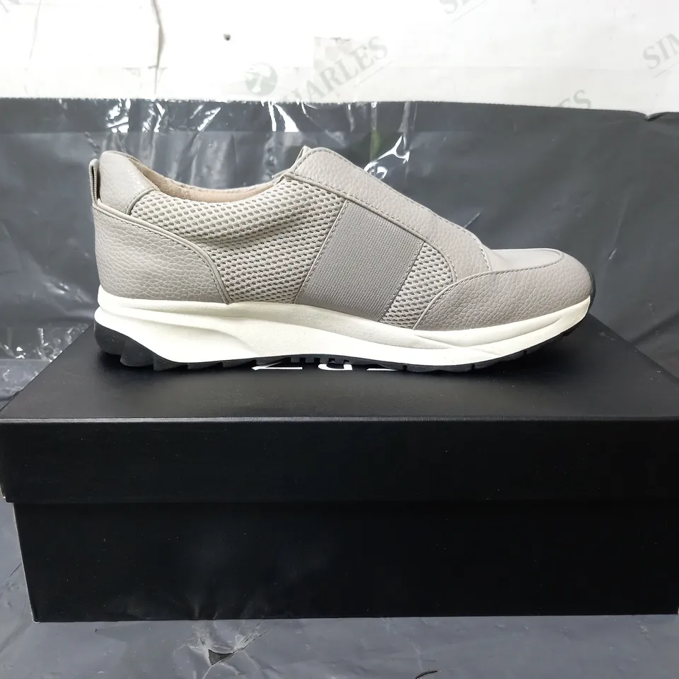 NATURALIZER LADIES SLIP ON TRAINERS CREAM SIZE 6.5